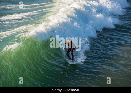 Pismo Beach, Kalifornien - 25. Januar 2019: Die Menschen üben Surfen im schönen Pismo Beach in Kalifornien Stockfoto