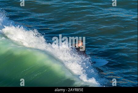 Pismo Beach, Kalifornien - 25. Januar 2019: Die Menschen üben Surfen im schönen Pismo Beach in Kalifornien Stockfoto