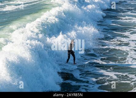 Pismo Beach, Kalifornien - 25. Januar 2019: Die Menschen üben Surfen im schönen Pismo Beach in Kalifornien Stockfoto