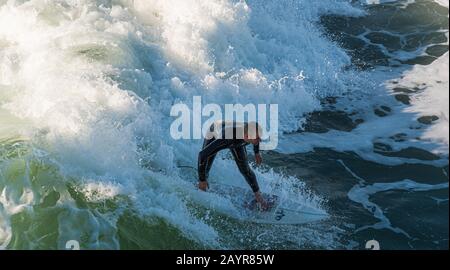 Pismo Beach, Kalifornien - 25. Januar 2019: Die Menschen üben Surfen im schönen Pismo Beach in Kalifornien Stockfoto