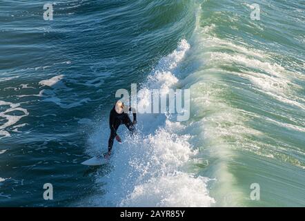 Pismo Beach, Kalifornien - 25. Januar 2019: Die Menschen üben Surfen im schönen Pismo Beach in Kalifornien Stockfoto