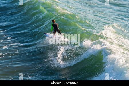 Pismo Beach, Kalifornien - 25. Januar 2019: Die Menschen üben Surfen im schönen Pismo Beach in Kalifornien Stockfoto