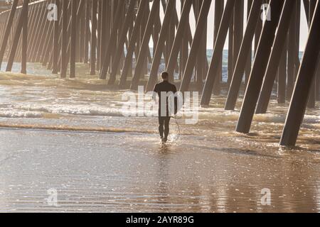 Surfer am Ufer des berühmten Pismo-Strandes in Kalifornien. Stockfoto