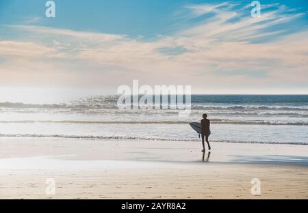 Surfer am Ufer des berühmten Pismo-Strandes in Kalifornien. Stockfoto