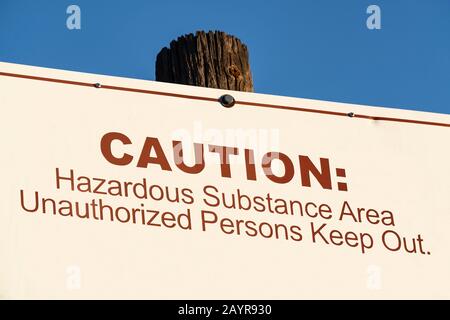 Alte Vorsicht gefährlicher Stoffbereich Unbefugte halten sich aus dem Schild. Stockfoto