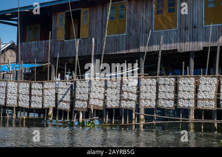 Nudeln trocknen bei Sonnenschein in einem Dorf an Stelzen im Inle Lake in Myanmar. Stockfoto