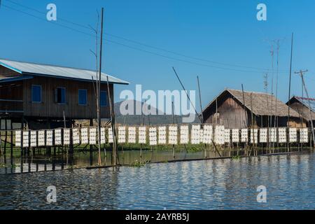 Nudeln trocknen bei Sonnenschein in einem Dorf an Stelzen im Inle Lake in Myanmar. Stockfoto