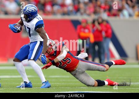 Houston, Texas, USA. Februar 2020. Der Wide Receiver Keith Mumphery (17) der St. Louis Battlehawks trägt den Ball nach einem Fang, während Houston Roughnecks Safety Cody Brown (25) ihn während des ersten Viertels des regulären Saisonspiels der XFL im TDECU Stadium in Houston, TX am 16. Februar 2020 anpacken will. Kredit: Erik Williams/ZUMA Wire/Alamy Live News Stockfoto