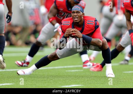 Houston, Texas, USA. Februar 2020. Houston Roughnecks Quarterback P.J. Walker (11) streckt vor dem regulären Saisonspiel der XFL gegen die St. Louis Battlehawks im TDECU Stadium in Houston, TX am 16. Februar 2020 aus. Kredit: Erik Williams/ZUMA Wire/Alamy Live News Stockfoto