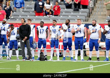 Houston, Texas, USA. Februar 2020. Die St. Louis Battlehawks stehen während der Nationalhymne vor dem regulären Saisonspiel der XFL gegen die Houston Roughnecks im TDECU Stadium in Houston, TX am 16. Februar 2020 am Rande. Kredit: Erik Williams/ZUMA Wire/Alamy Live News Stockfoto