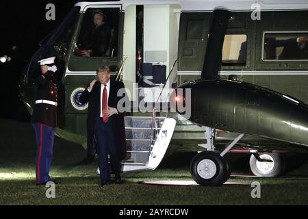 Washington, Vereinigte Staaten. Februar 2020. US-Präsident Donald Trump begrüßt die Schritte des Marine One Hubschraubers auf dem South Lawn des Weißen Hauses bei seiner Rückkehr von Florida aus Washington, D.C. am Sonntag, 16. Februar 2020. Foto von Yuri Gripas/UPI Credit: UPI/Alamy Live News Stockfoto