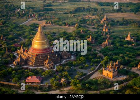 Blick auf die Dhammayazika-Pagode von einem Heißluftballon, der am frühen Morgen über Bagan, Myanmar, fliegt. Stockfoto