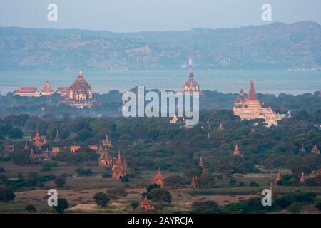 Blick auf die Tempel von einem Heißluftballon, der am frühen Morgen über Bagan, Myanmar flog. Stockfoto
