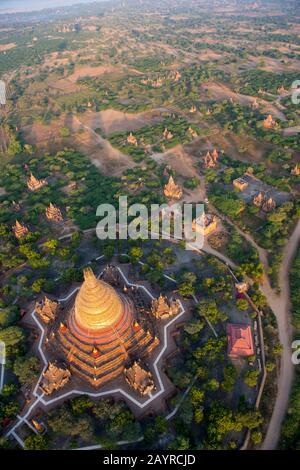 Blick auf die Dhammayazika-Pagode von einem Heißluftballon, der am frühen Morgen über Bagan, Myanmar, fliegt. Stockfoto