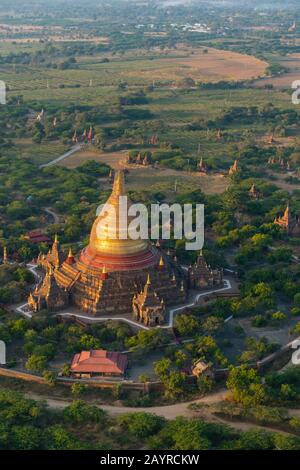 Blick auf die Dhammayazika-Pagode von einem Heißluftballon, der am frühen Morgen über Bagan, Myanmar, fliegt. Stockfoto