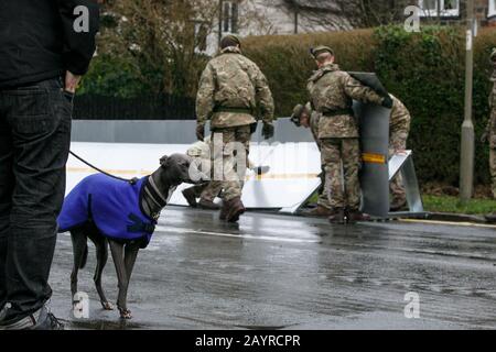 Februar 2020, Ilkley, West Yorkshire, Großbritannien. Rund 75 Soldaten des 4th Battalion, Royal Regiment of Scotland, unterstützen die Mitarbeiter der Environment Agency bei der Errichtung von Hochwasserschutzbarrieren zum Schutz von Wohnhäusern an der Denton Road in der Stadt. ©Ian Wray. Stockfoto