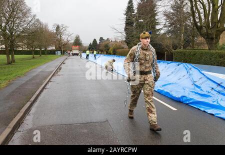 Februar 2020, Ilkley, West Yorkshire, Großbritannien. Rund 75 Soldaten des 4th Battalion, Royal Regiment of Scotland, unterstützen die Mitarbeiter der Environment Agency bei der Errichtung von Hochwasserschutzbarrieren zum Schutz von Wohnhäusern an der Denton Road in der Stadt. ©Ian Wray. Stockfoto