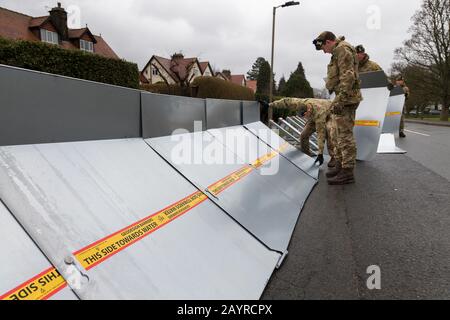 Februar 2020, Ilkley, West Yorkshire, Großbritannien. Rund 75 Soldaten des 4th Battalion, Royal Regiment of Scotland, unterstützen die Mitarbeiter der Environment Agency bei der Errichtung von Hochwasserschutzbarrieren zum Schutz von Wohnhäusern an der Denton Road in der Stadt. ©Ian Wray. Stockfoto