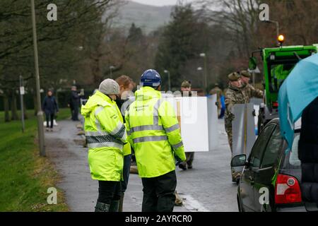 Februar 2020, Ilkley, West Yorkshire, Großbritannien. Rund 75 Soldaten des 4th Battalion, Royal Regiment of Scotland, unterstützen die Mitarbeiter der Environment Agency bei der Errichtung von Hochwasserschutzbarrieren zum Schutz von Wohnhäusern an der Denton Road in der Stadt. ©Ian Wray. Stockfoto