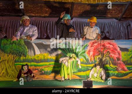 Puppenspieler führen in Bagan, Myanmar, eine traditionelle Puppenshow durch. Stockfoto