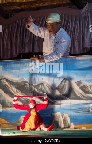 Ein Puppenspieler führt in Bagan, Myanmar, eine traditionelle Puppenshow durch. Stockfoto