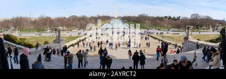 Besucher genießen die plaza des Lincoln Memorial in Washington, DC. Der reflektierende Pool und das Washington Monument liegen in der Ferne. Stockfoto