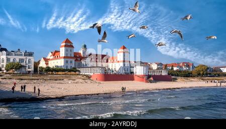 Strandpromenade von Rügen-Binz an einem sonnigen Tag mit Kurhaus im Hintergrund Stockfoto