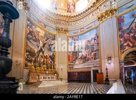 Die prunkvolle, barocke Innenkapelle und Kuppel der Basilika Sant'Andrea della Valle im historischen Zentrum Roms, Italien Stockfoto