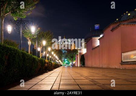 Die alten Hagia Sophia, einst eine Kathedrale und eine osmanische Moschee und heute ein Museum, in der Nacht in Sultanahmet Square in Istanbul Türkei beleuchtet. Stockfoto