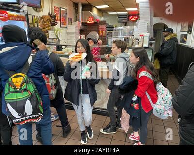 Kinder in der örtlichen Pizzeria nach der Schule in der Windsor Terrace Nachbarschaft von Brooklyn, New York. Stockfoto