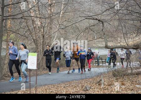 Die Jogging Meetup Group führt an einem Wintertag in Prospect Park, Brooklyn, New York eine Laufveranstaltung durch. Stockfoto