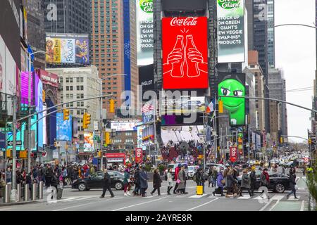 Menschen im Querswalk, wo Broadway und 7th Avenue auf Dem Times Square, New York City zusammenkommen. Stockfoto