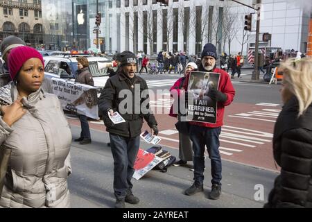 Tierrechtler sind während der Fashion Week in Manhattan, New York City, vor Bergdorf Goodman's an der 5th Avenue in Kraft. Stockfoto