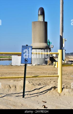 Pumped Farm Wasser im Central Valley von Kalifornien während mehrjähriger Dürre für Lebensmittel und Landwirtschaft und Essen und lebende Viehzucht etc. Stockfoto