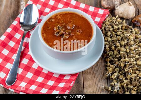 Traditionelle türkische Gerichte, Okra-Suppe - Konya-Stil; getrocknete Okra-Suppe mit Zitrone. Stockfoto