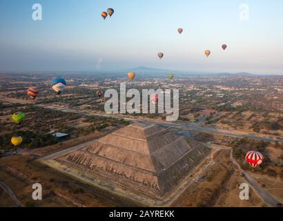 Heißluftballons über der Sonnenpyramide in Teotihuacan, Mexiko Stockfoto