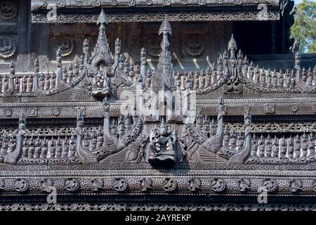 Detail der Teakholzschnitzereien buddhistischer Mythen im Kloster Shwenandaw (Kloster Goldener Palast) in Mandalay Hill, das im Jahr 1880 von King erbaut wurde Stockfoto