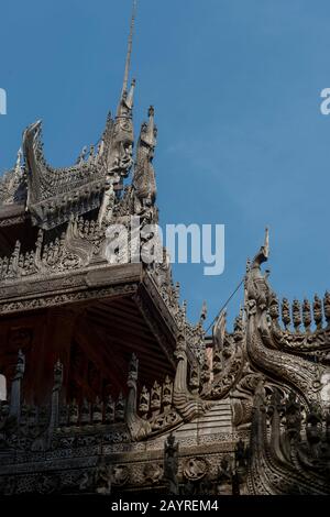 Detail der Teakholzschnitzereien buddhistischer Mythen im Kloster Shwenandaw (Kloster Goldener Palast) in Mandalay Hill, das im Jahr 1880 von King erbaut wurde Stockfoto
