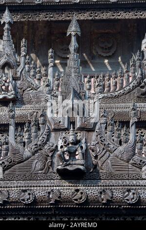Detail der Teakholzschnitzereien buddhistischer Mythen im Kloster Shwenandaw (Kloster Goldener Palast) in Mandalay Hill, das im Jahr 1880 von King erbaut wurde Stockfoto