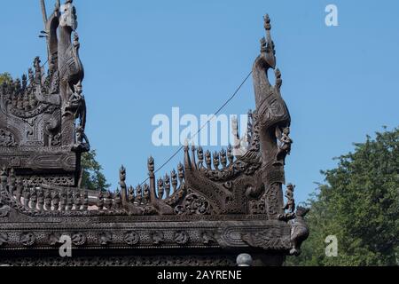 Detail der Teakholzschnitzereien buddhistischer Mythen im Kloster Shwenandaw (Kloster Goldener Palast) in Mandalay Hill, das im Jahr 1880 von King erbaut wurde Stockfoto