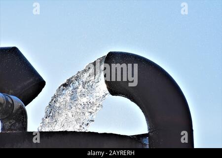 Gepumptes Bauernwasser im Central Valley von Kalifornien während mehrjähriger Dürre für Lebensmittel und Landwirtschaft und Essen und lebende Tiere usw. Stockfoto