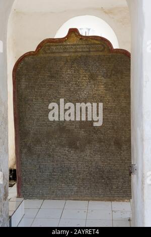 Eine der 729 Platten, auf die die buddhistischen Lehren graviert sind, ist jeweils in einem eigenen Stupa in der Kuthodaw-Pagode auf dem Mandalay-Hügel, Mandalay, Myanmar, untergebracht. Stockfoto