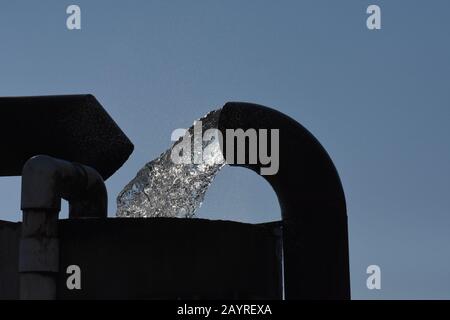 Gepumptes Bauernwasser im Central Valley von Kalifornien während mehrjähriger Dürre für Lebensmittel und Landwirtschaft und Essen und lebende Tiere usw. Stockfoto