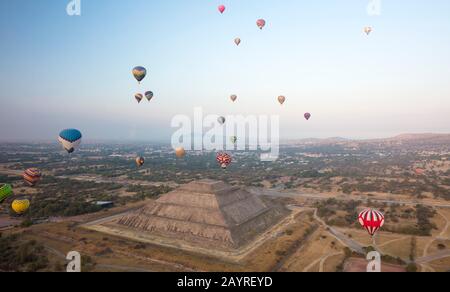 Heißluftballons über der Sonnenpyramide in Teotihuacan, Mexiko Stockfoto