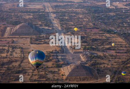 Heißluftballons über der Mondpyramide in Teotihuacan, Mexiko Stockfoto