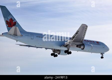 Boeing 767 Air Canada C-FOCA Landung in YOW, Ottawa, Kanada, 15. Februar 2020 Stockfoto