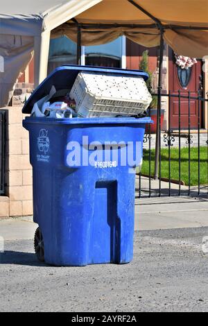 Müll und Dosen und Müllcontainer für die Abholung durch Recycling- und Entsorgungsunternehmen, die zur Deponierung für den Wert von Gegenständen in Dosen gebracht werden sollen Stockfoto