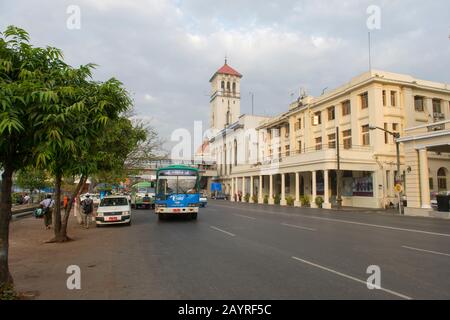 Blick auf die Strand Road mit kolonialen Gebäuden in Yangon (Rangun), der größten Stadt Myanmars. Stockfoto