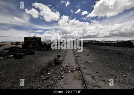 Uyuni, Potosi, Bolivien. Februar 2020. Am Rande der kleinen Stadt Uyuni, Potosi Region, Bolivien, befindet sich der Große Eisenbahn-Friedhof. Uyuni ist seit Ende des 19. Jahrhunderts ein wichtiger Verkehrsknotenpunkt für Züge in Südamerika. Die Pläne, im 19. Jahrhundert aus Uyuni ein noch größeres Zugnetz zu bauen, wurden durch den Zusammenbruch des Bergbaus in den vierziger Jahren gestoppt. Viele importierte Züge aus Großbritannien wurden außerhalb von Uyuni aufgegeben. Viele Metallteile wurden geraubt, weil es keinen Zaun oder Wachen um die Züge gibt und die Salzwinde o Stockfoto