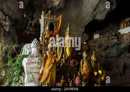 Tausende von Buddha-Statuen befinden sich in der Tham Ting (untere Höhle) der Pak Ou Caves, die sich in einem Kalksteingebirge oberhalb des Mekong River bei Luang befindet Stockfoto